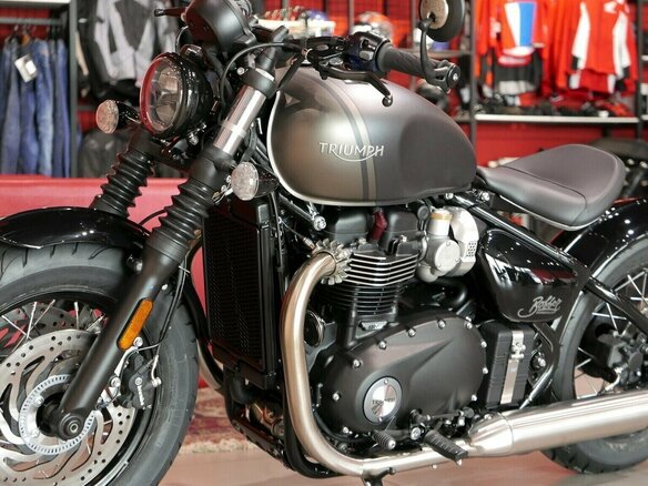 2024 Triumph Bonneville Bobber, серый, 1840000 рублей - вид 8