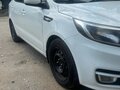 2017 Kia Rio III Рестайлинг, белый - вид 2
