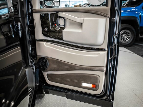 2024 GMC Savana I Рестайлинг, чёрный, 14999999 рублей - вид 17