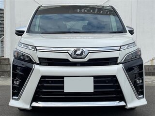 2021 Toyota Voxy III (R80) Рестайлинг, белый, 1790000 рублей, вид 2