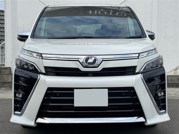 2021 Toyota Voxy III (R80) Рестайлинг, белый, 1790000 рублей - вид 1