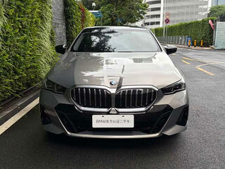 2025 BMW 5 серии 525i VIII (G60/G61/G68), бежевый, 5490000 рублей, вид 2