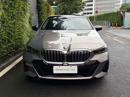 2025 BMW 5 серии 525i VIII (G60/G61/G68), бежевый, 5490000 рублей, вид 2