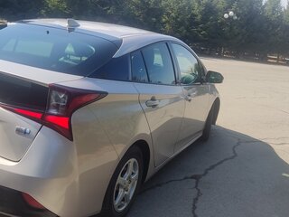 2019 Toyota Prius IV Рестайлинг (XW50), серебристый, 2000000 рублей, вид 3