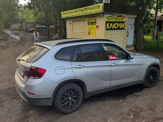 2013 BMW X1 18i I (E84) Рестайлинг, серебристый, 1100000 рублей, вид 2