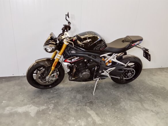 2021 Triumph Speed Triple, чёрный, 1169000 рублей - вид 2