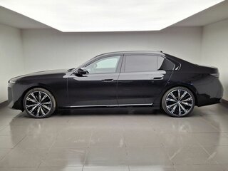 2026 BMW 7 серии 740 xDrive VII (G70) Рестайлинг, чёрный, 28990000 рублей, вид 2