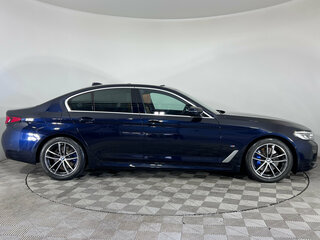 2022 BMW 5 серии 520i VII (G30/G31/G38) Рестайлинг, чёрный, 4799000 рублей, вид 4