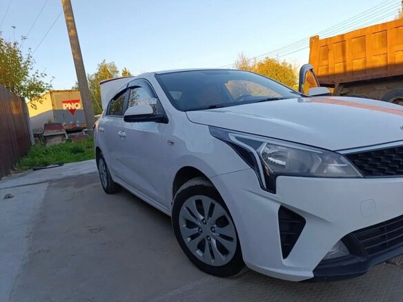 2021 Kia Rio IV Рестайлинг, белый - вид 1
