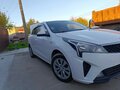 2021 Kia Rio IV Рестайлинг, белый - вид 1
