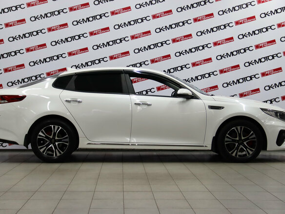 2019 Kia Optima IV Рестайлинг, белый, 1495950 рублей - вид 2