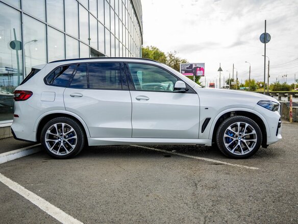 2022 BMW X5 30d IV (G05/G18), белый, 7498000 рублей - вид 8
