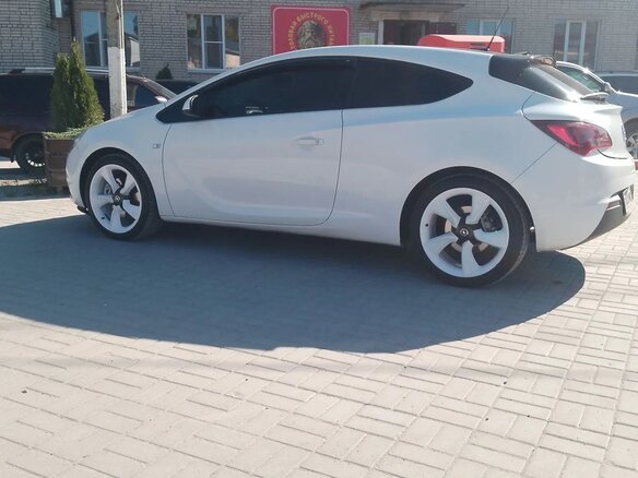 2012 Opel Astra GTC J Рестайлинг, белый, 699000 рублей