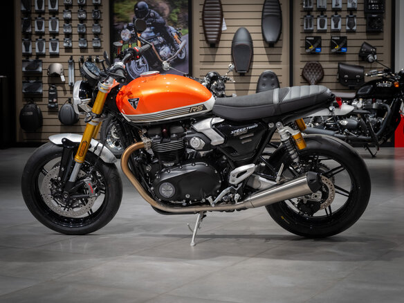 2026 Triumph Speed Twin, оранжевый, 2570000 рублей - вид 4