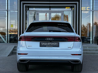 2022 Audi Q8 55 TFSI I (4M), белый, 7950000 рублей, вид 3