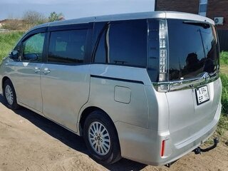 2017 Toyota Voxy III (R80), серебристый, 1950000 рублей, вид 4