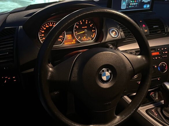 2010 BMW 1 серии 116i I (E81/E82/E87/E88) Рестайлинг, белый, 900000 рублей - вид 27