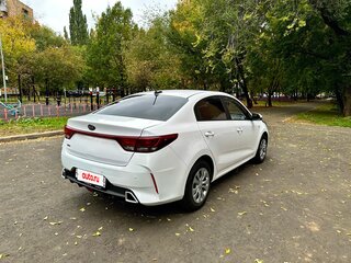 2021 Kia Rio IV Рестайлинг, белый, 1500000 рублей, вид 4