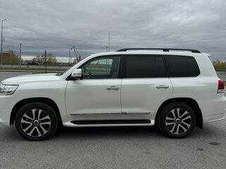 2019 Toyota Land Cruiser 200 Series Рестайлинг 2, белый, 7700000 рублей, вид 3