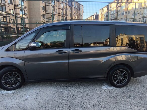 2018 Honda Stepwgn V Рестайлинг, серый, 2140000 рублей - вид 3