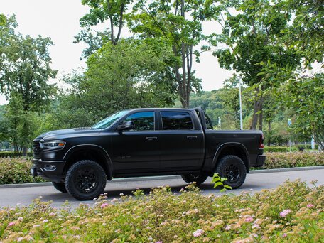 2023 Ram 1500 Crew Cab V, чёрный, 8050000 рублей, вид 5
