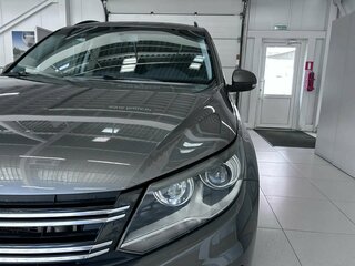 2018 Volkswagen Tiguan I Рестайлинг, серый, 1995000 рублей, вид 4