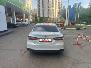 2022 Toyota Camry VIII (XV70) Рестайлинг, белый, 3100000 рублей, вид 5