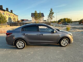 2021 Kia Rio IV Рестайлинг, серый, 1650000 рублей, вид 3