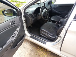 2013 Hyundai Solaris I, серебристый, 800000 рублей, вид 5