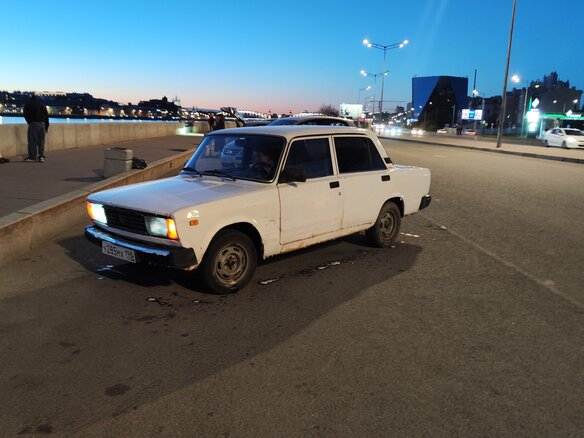 2010 Lada (ВАЗ) 2105, белый, 80500 рублей - вид 5