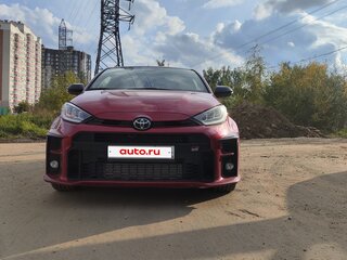 2022 Toyota Yaris IV, красный, 4500000 рублей, вид 4