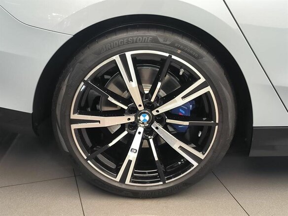 2026 BMW 5 серии 530i xDrive VIII (G60/G61/G68), серый, 9950000 рублей - вид 13