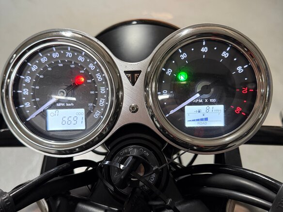 2019 Triumph Bonneville T120, чёрный, 1650000 рублей - вид 2