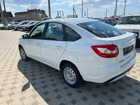 2026 Lada (ВАЗ) Granta I Рестайлинг, белый, 1098000 рублей - вид 5