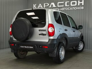 2017 Chevrolet Niva I Рестайлинг, серебристый, 670000 рублей, вид 2