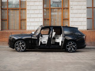 2025 Rolls-Royce Cullinan Black Badge I Рестайлинг (Series II), чёрный, 65000000 рублей, вид 4
