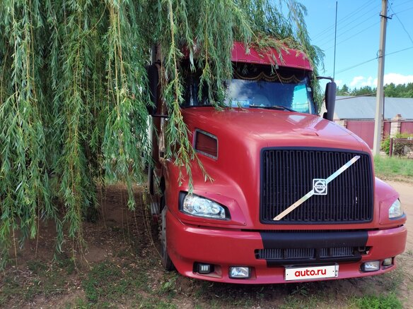2002 Volvo VNL, красный, 3300000 рублей - вид 2