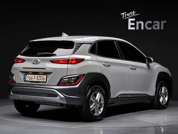 2022 Hyundai Kona I Рестайлинг, серебристый, 1792400 рублей - вид 2