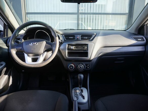 2013 Kia Rio III, белый - вид 11