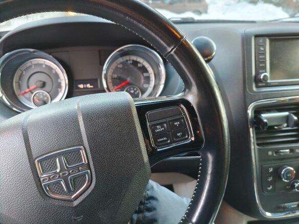 2020 Dodge Caravan Grand V, серый, 1990000 рублей - вид 2