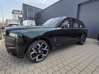 2026 Rolls-Royce Cullinan Black Badge I Рестайлинг (Series II), зелёный, 77000000 рублей, вид 1