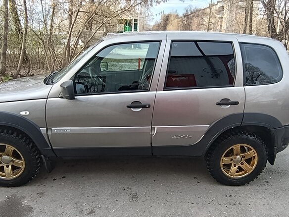 2018 Chevrolet Niva I Рестайлинг, серебристый, 630000 рублей