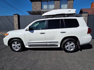 2013 Toyota Land Cruiser 200 Series Рестайлинг 1, белый, 5000000 рублей, вид 4