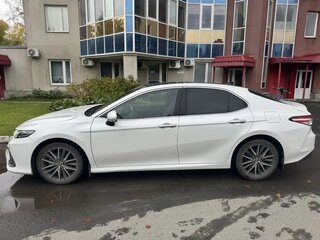 2022 Toyota Camry VIII (XV70) Рестайлинг, белый, 3300000 рублей, вид 3