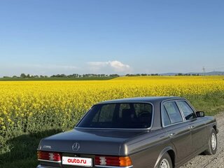 1982 Mercedes-Benz W123 200 4-speed, коричневый, 2100000 рублей, вид 4