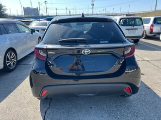 2021 Toyota Yaris IV, чёрный, 1200000 рублей, вид 4