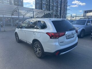 2015 Mitsubishi Outlander III Рестайлинг 2, белый, 1799000 рублей, вид 4