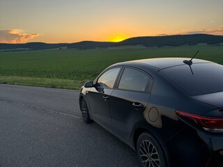 2021 Kia Rio IV Рестайлинг, чёрный, 1800000 рублей, вид 3