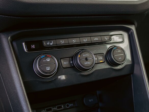 2019 Volkswagen Tiguan II, чёрный, 2655000 рублей - вид 13