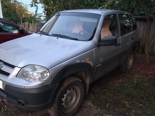 2010 Chevrolet Niva I Рестайлинг, серебристый, 230000 рублей, вид 1